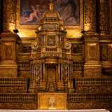 Notevole � poi il dossale dell�altare maggiore, opera dell�ebanista e frate francescano Giuseppe da Soleto, in bronzo dorato riccamente decorato con un tabernacolo a tempietto e otto tele settecentesche, di cui la centrale raffigura il Perdono d�Assisi